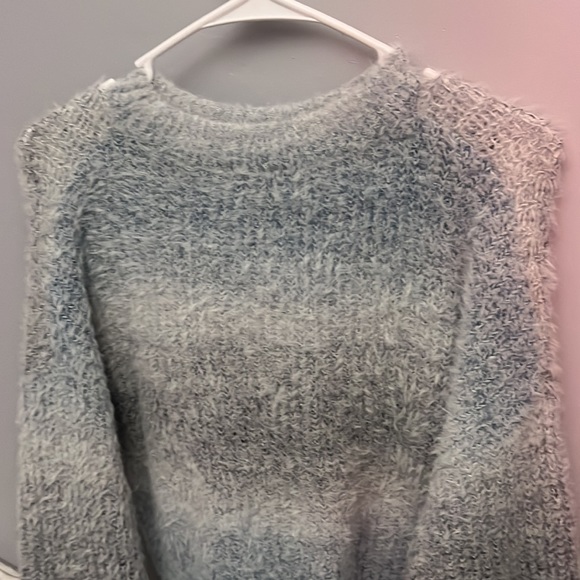 Lightly loved sweater. Very soft and breathable yet warm fabric! - Picture 2 of 2